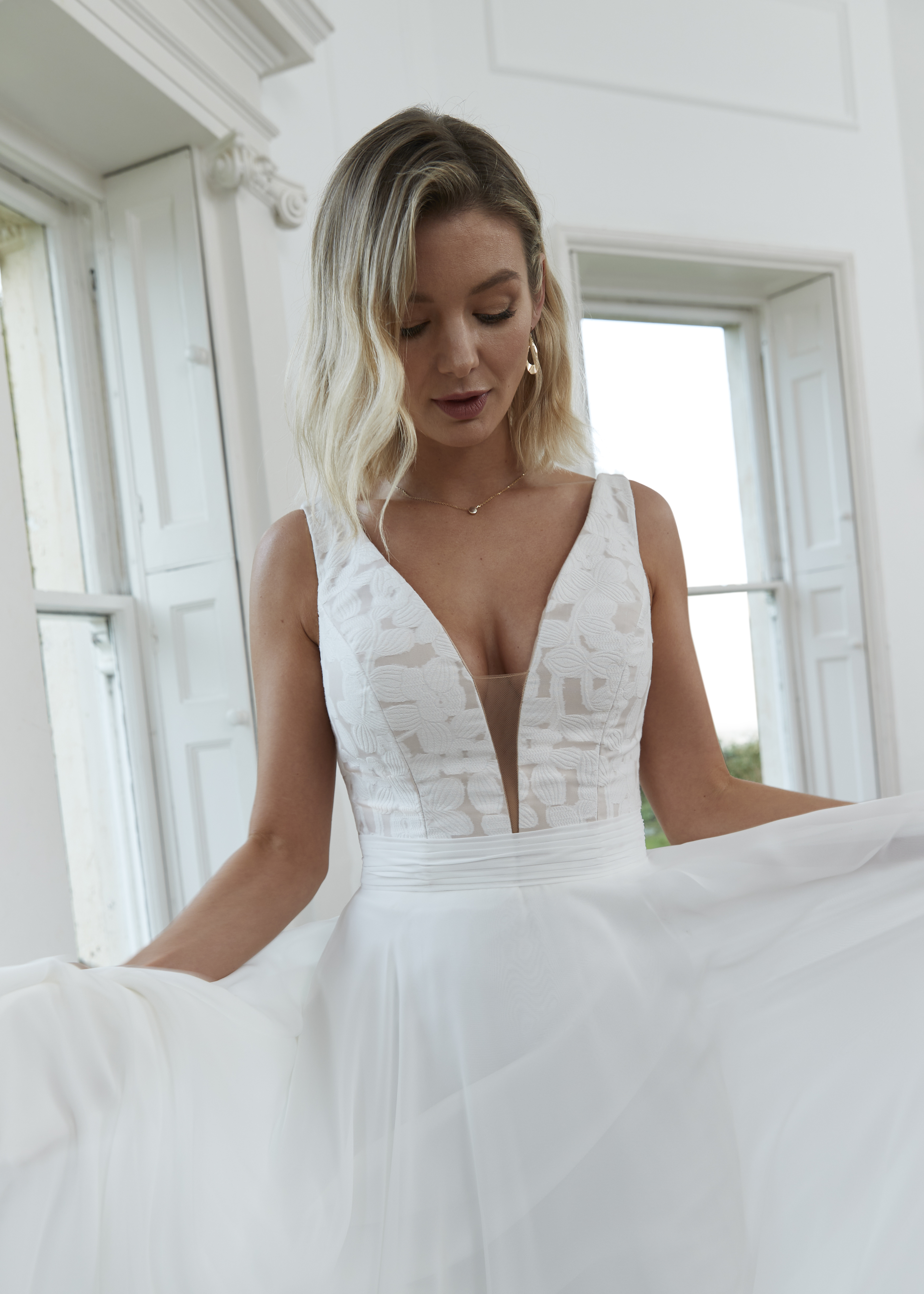 white bouquet with ivory dress 12.5 inch wide White & Beige Bridal Bouquet