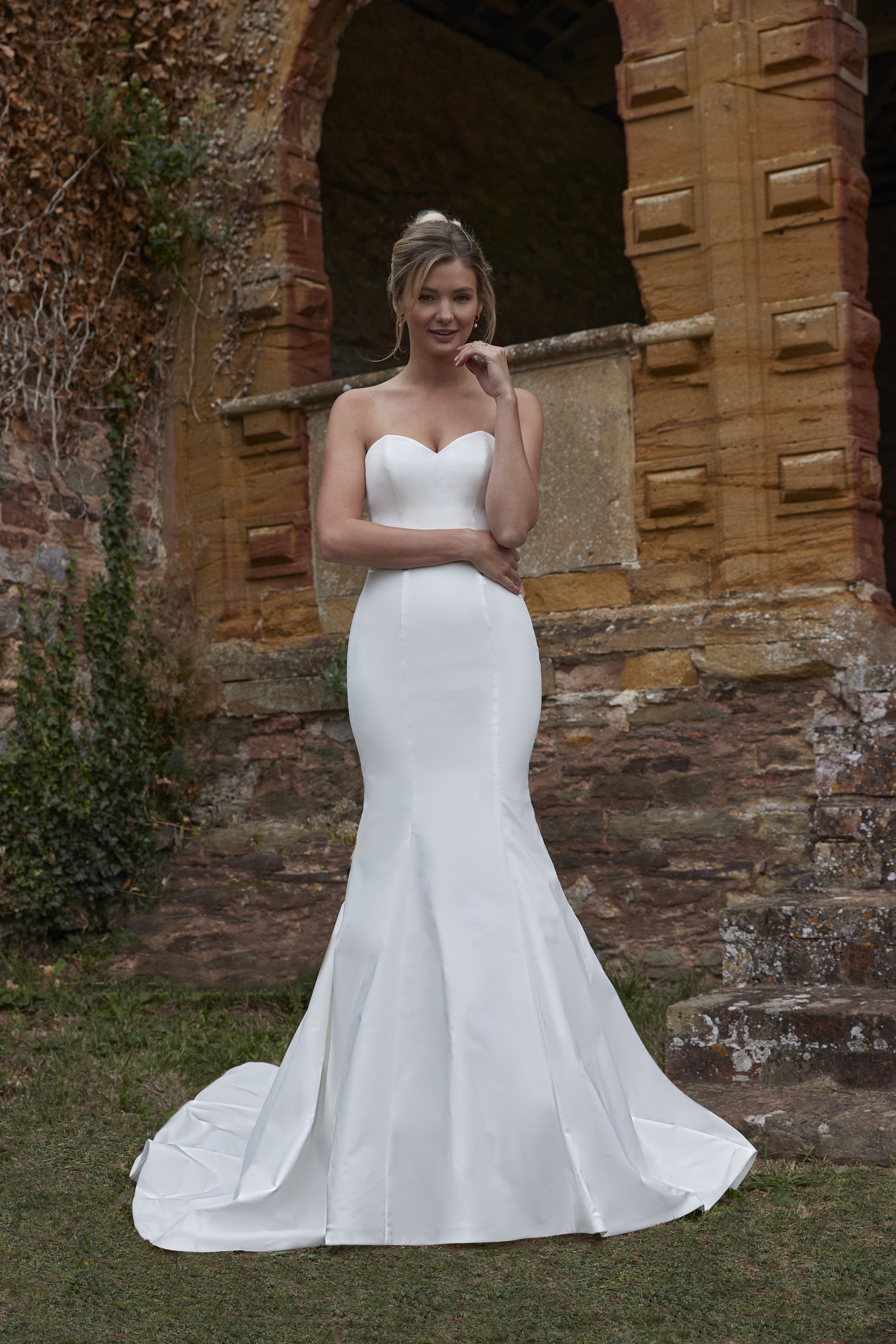 nicole miller silk wedding dress Nicole Miller 100% Silk Wedding Dress Gown Train Embroidery. Beaded Elegant